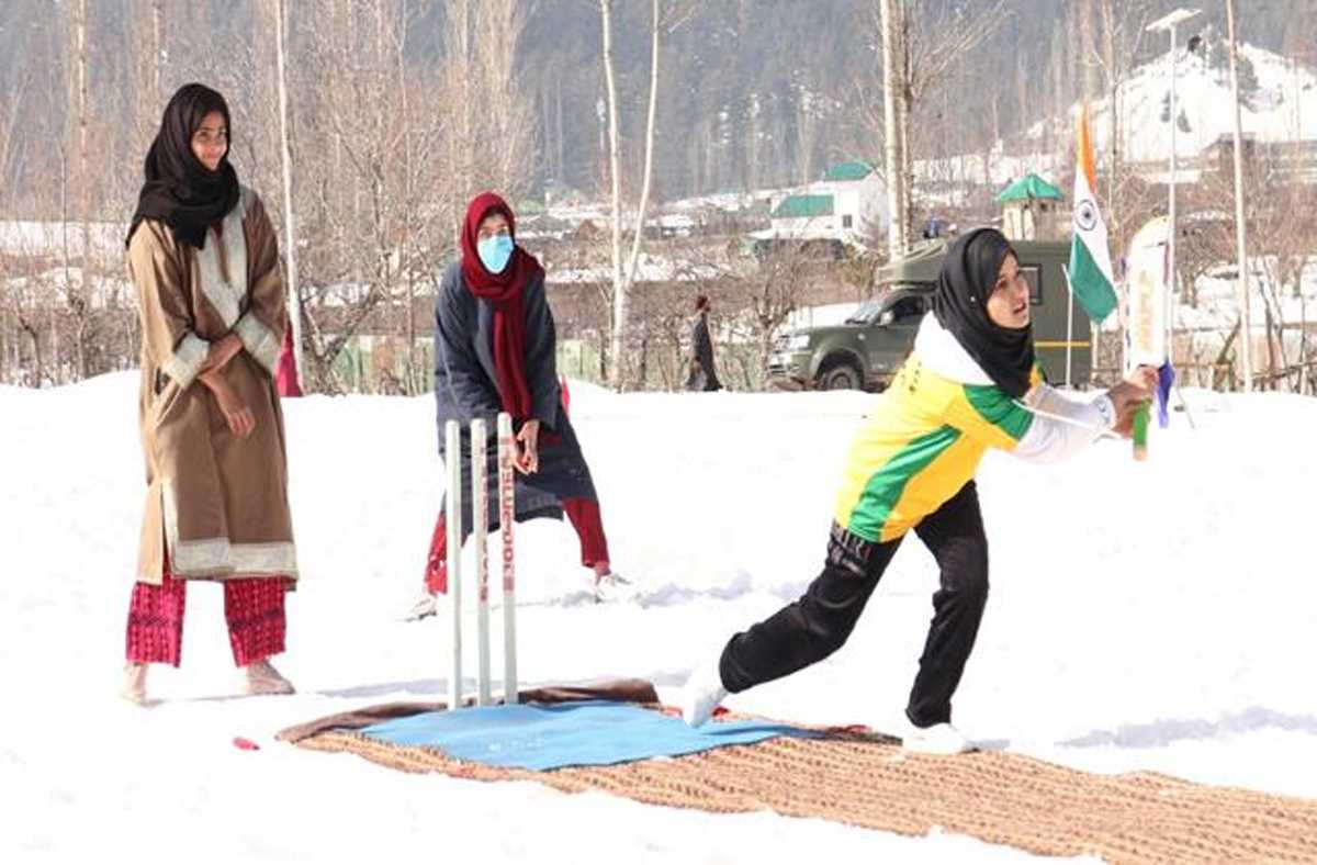 भारतीय सेना ने कुपवाड़ा में महिला स्नो क्रिकेट का आयोजन किया भारतीय सेना ने कुपवाड़ा में महिला स्नो क्रिकेट का आयोजन किया